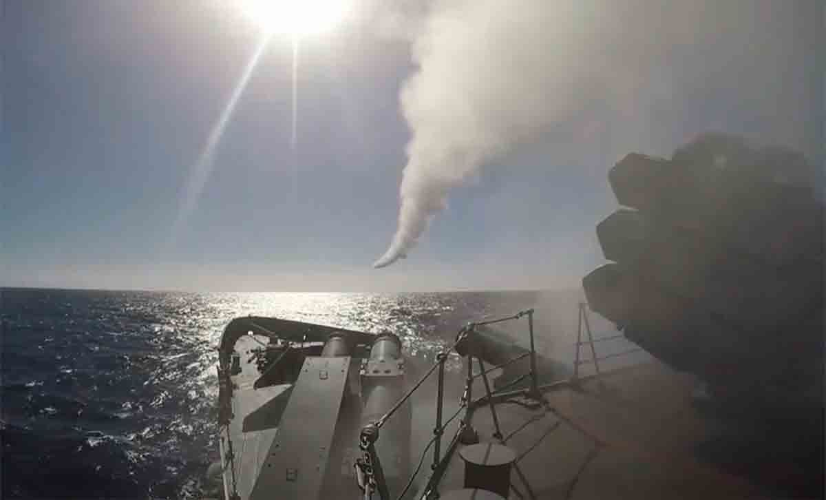 Marinha do Brasil afunda fragata em testes de mísseis em alto-mar