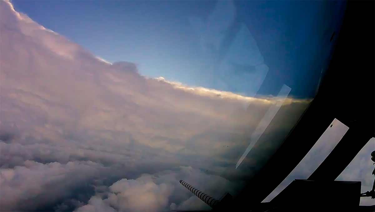 Caçadores voam dentro de furacão na Flórida; assista