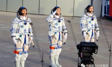 China envia primeiro astronauta civil para o espaço