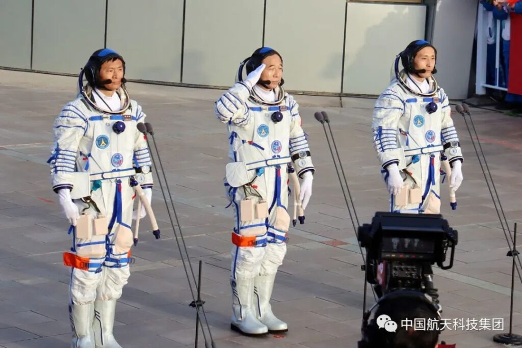 China envia primeiro astronauta civil para o espaço