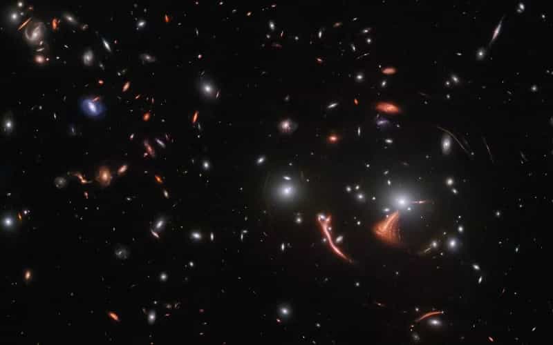 O Telescópio Espacial James Webb capturou galáxias deformadas no espaço profundo (Foto: ESA / Webb // NASA / CSA / J. Rigby)