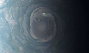 NASA divulga foto de luz verde misteriosa em Júpiter