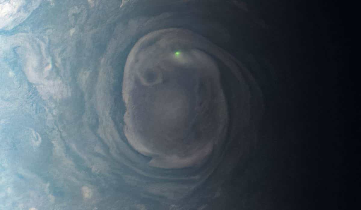 NASA divulga foto de luz verde misteriosa em Júpiter