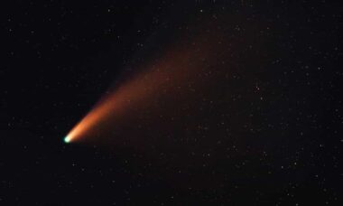 Nasa destaca cometa em foto astronômica do dia
