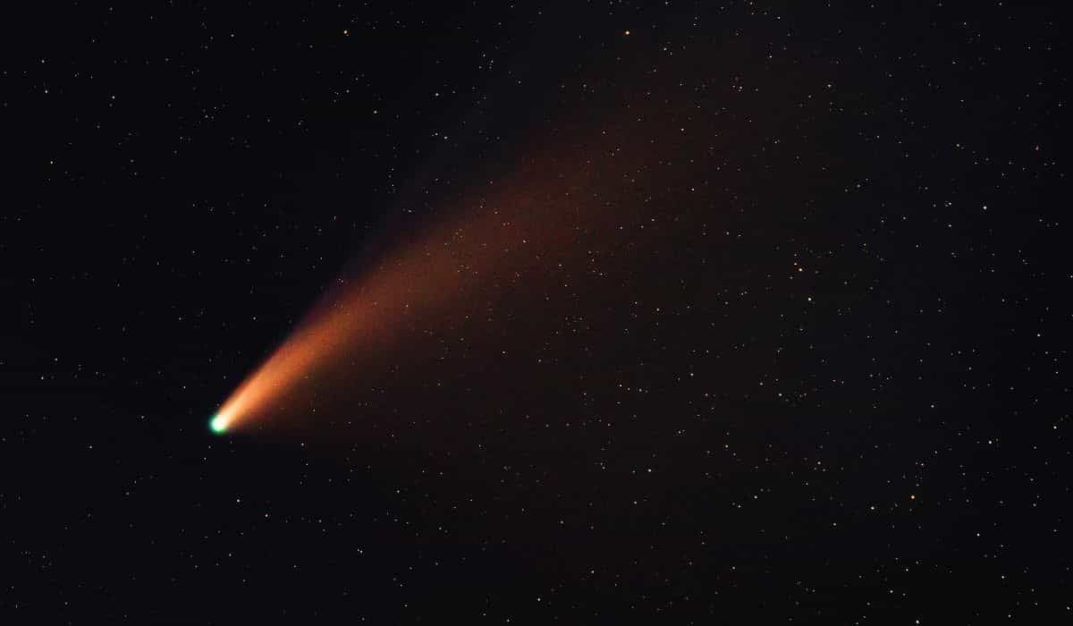 Nasa destaca cometa em foto astronômica do dia