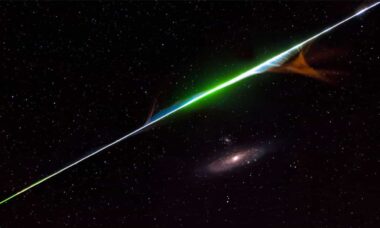 NASA exibe clique da trajetória de meteoro com galáxia ao fundo