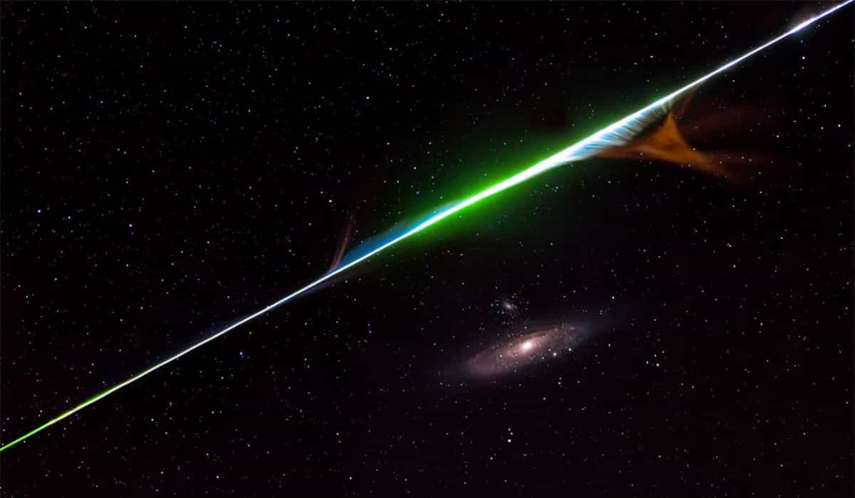 NASA exibe clique da trajetória de meteoro com galáxia ao fundo