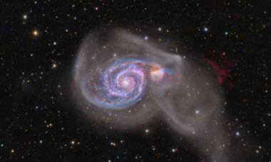 NASA destaca clique impressionante de duas galáxias interagindo