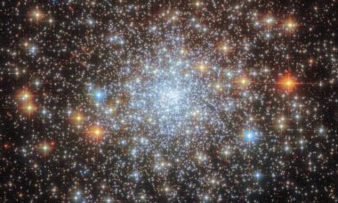 NASA: Hubble captura impressionante aglomerado de estrelas