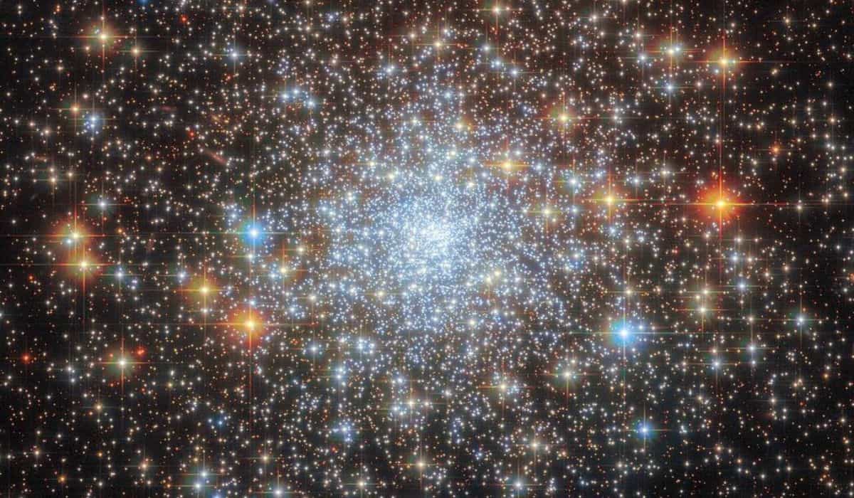 NASA: Hubble captura impressionante aglomerado de estrelas