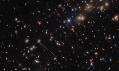 NASA: James Webb captura um incrível aglomerado de galáxias