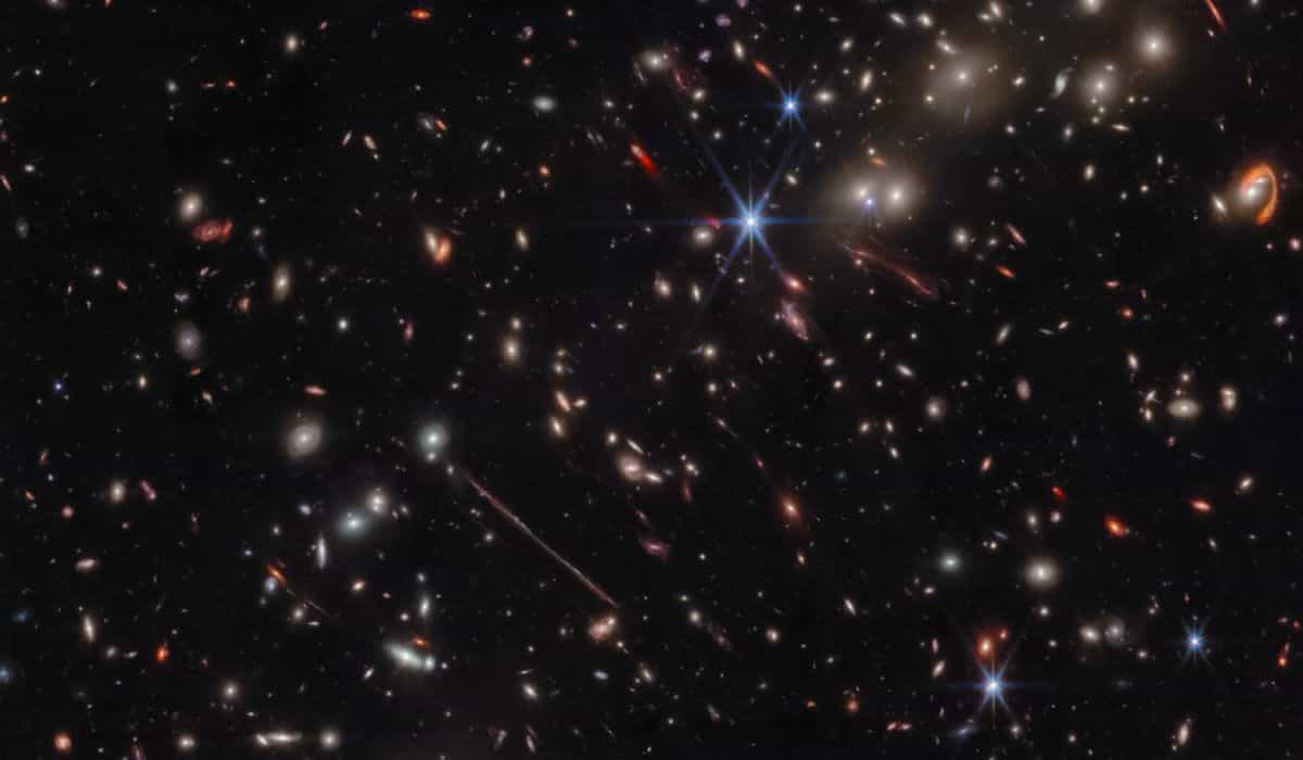 NASA: James Webb captura um incrível aglomerado de galáxias