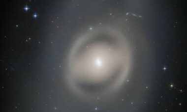 NASA: Hubble captura galáxia 'fantasmagórica'