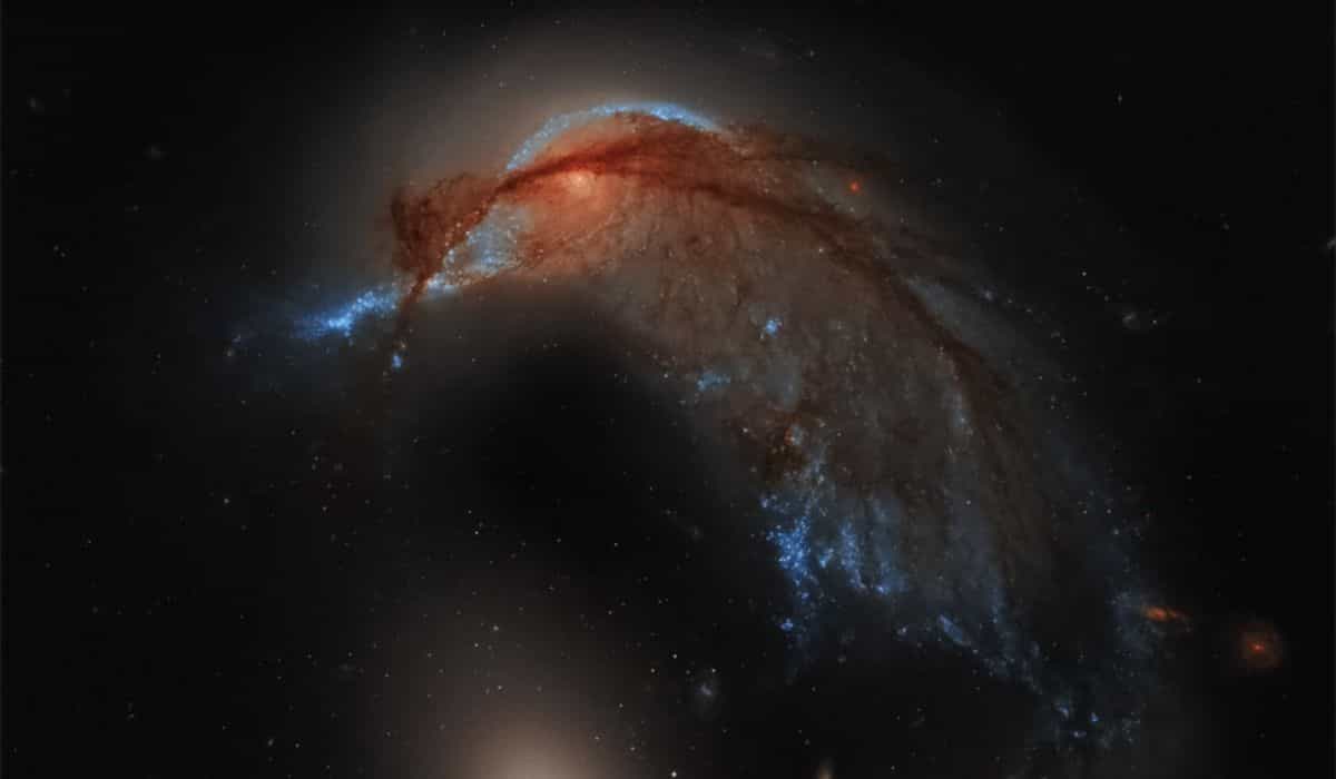Hubble zdůrazňuje galaxii známou jako 'Kolibřík'