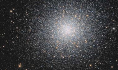 NASA destaca foto incrível de aglomerado estrelar