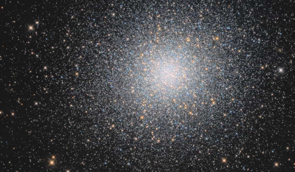 NASA destaca foto incrível de aglomerado estrelar