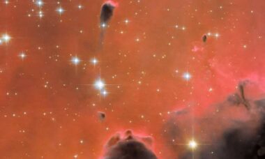 Beleza cósmica! Hubble destaca incrível nebulosa vermelha