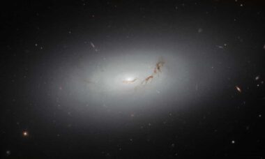 Hubble captura imagem fascinante de galáxia lenticular