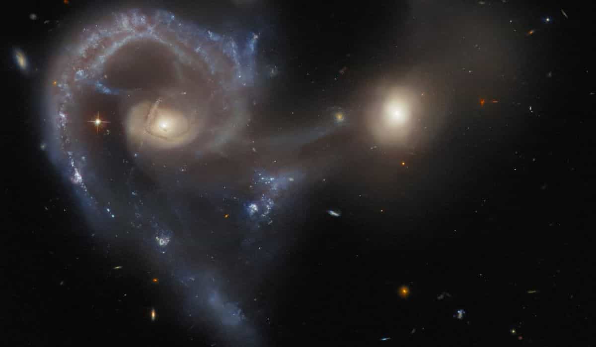 Hubble ikuisti kahden galaksin kosmisen tanssin törmäyksestä