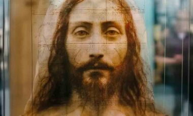 Inteligência Artificial revela imagem de como Jesus pode ter sido baseado no Sudário de Turim. Foto: Reprodução Instagram @dailystar