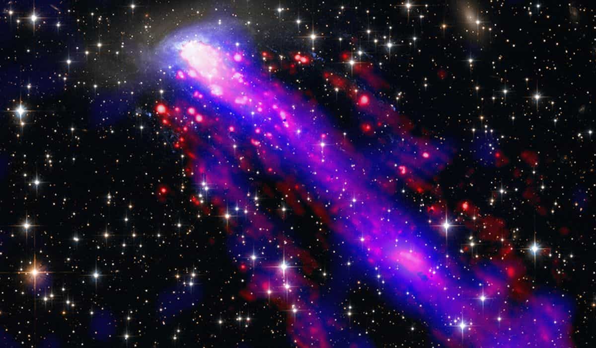 NASA exibe galáxia incrível que 'corre' pelo espaço