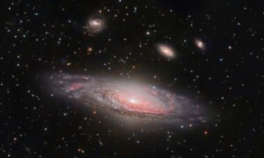 NASA destaca galáxia similar a nossa Via Láctea