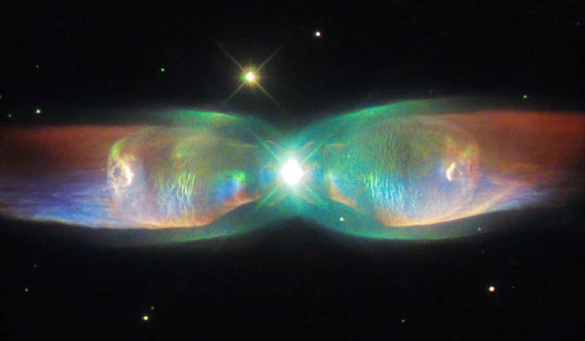 Hubble captura foto fascinante de nebulosa 'gêmea'