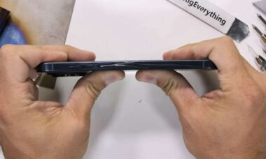 iPhone 15 Pro Max falha em teste de resistência ao quebrar nas mãos de youtuber