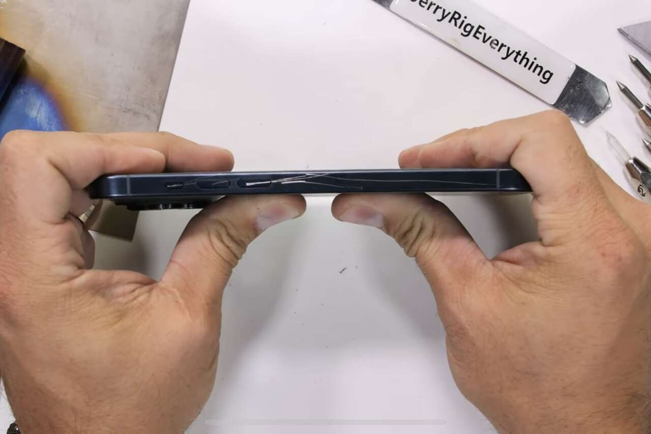 Az iPhone 15 Pro Max meghiúsul a strapabírósági teszten, egy YouTuber kezében eltörve