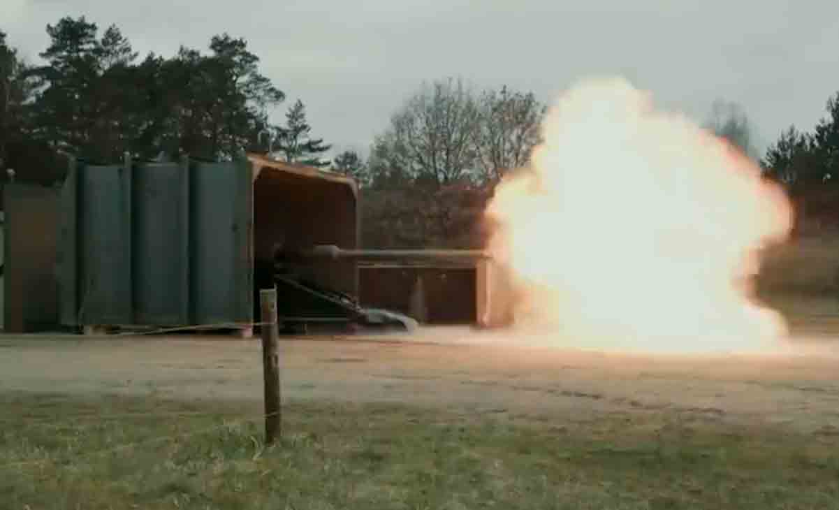Vídeo: Teste de disparo do novo canhão de cano liso de 120mm do tanque Challenger 3.Foto: Twitter @Rheinmetall