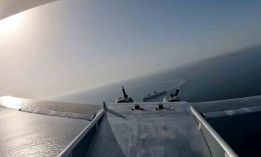 Vídeo mostra o primeiro pouso de um drone autônomo no maior navio do Reino Unido. Foto: reprodução twitter