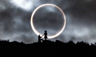 NASA destaca foto apaixonante de casal diante do eclipse solar