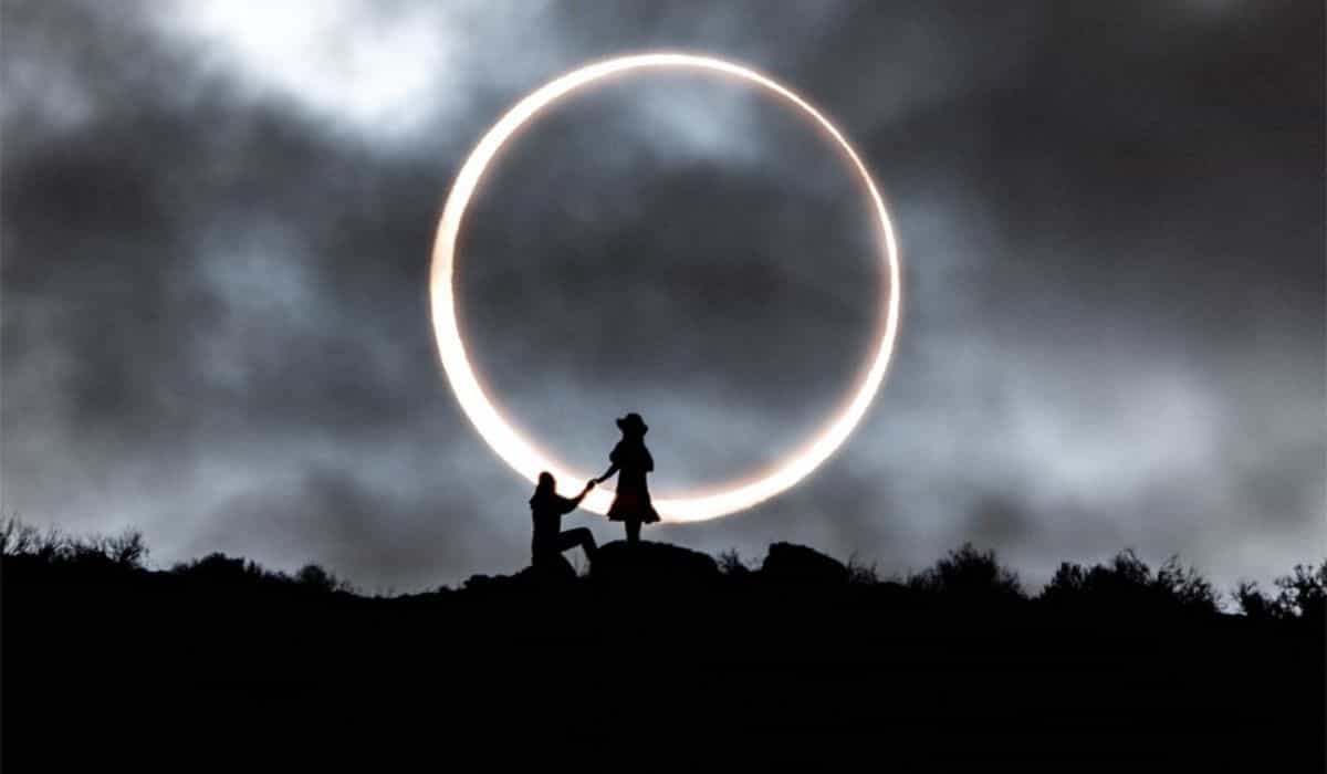NASA destaca foto apaixonante de casal diante do eclipse solar