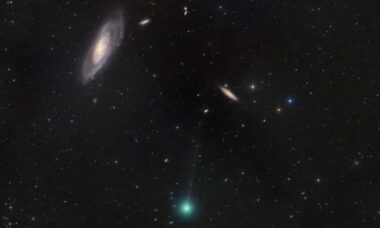 NASA destaca foto fascinante de cometa entre galáxias