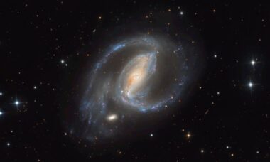 NASA destaca supernova recém descoberta na galáxia espiral NGC 1097