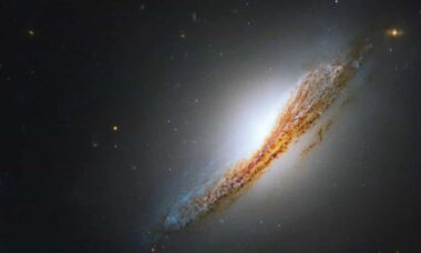 Hubble captura galáxia que emite radiação infravermelha