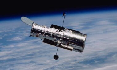 Hubble destaca galáxia que é lar de estrelas novas e antigas