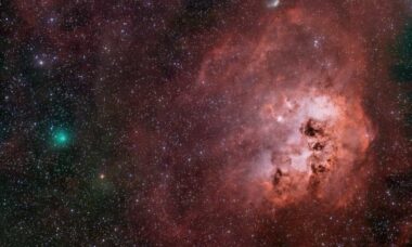 NASA destaca clique impressionante de cometa ao lado de nebulosa
