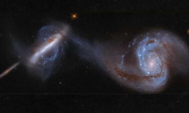 NASA destaca 'dança cósmica' de duas galáxias