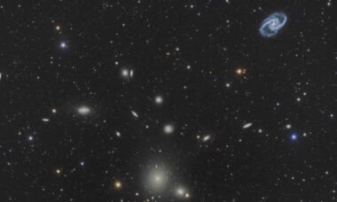 NASA destaca lindo aglomerado de galáxias em 'foto do dia'