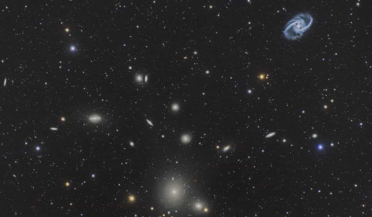 NASA zdůrazňuje krásný shluk galaxií ve 'fotce dne'