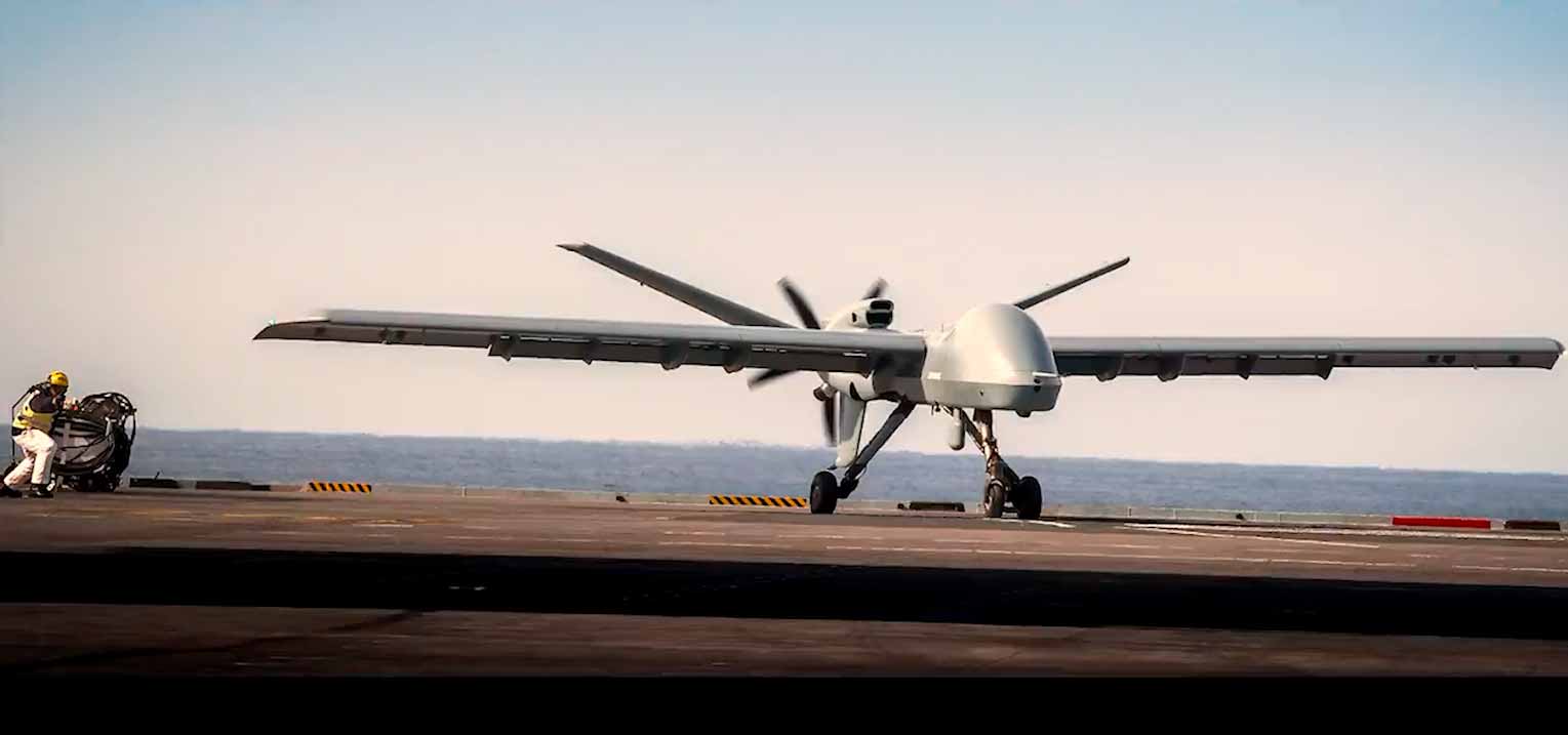 Vídeo mostra drone maior que caça f-35 sendo lançado de porta-aviões da Marinha Real.Fotos e vídeos: Reprodução Twitter @HMSPWLS