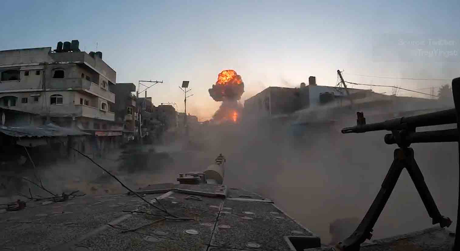 Video zevnitř tanku Merkava Mk.3 ukazuje bitvu na severním pásu Gazy. Reprodukce Twitter @TreyYingst