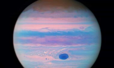 Hubble captura imagem incrível de Júpiter em luz ultravioleta