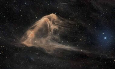 NASA destaca nebulosa que tem a forma de uma arraia