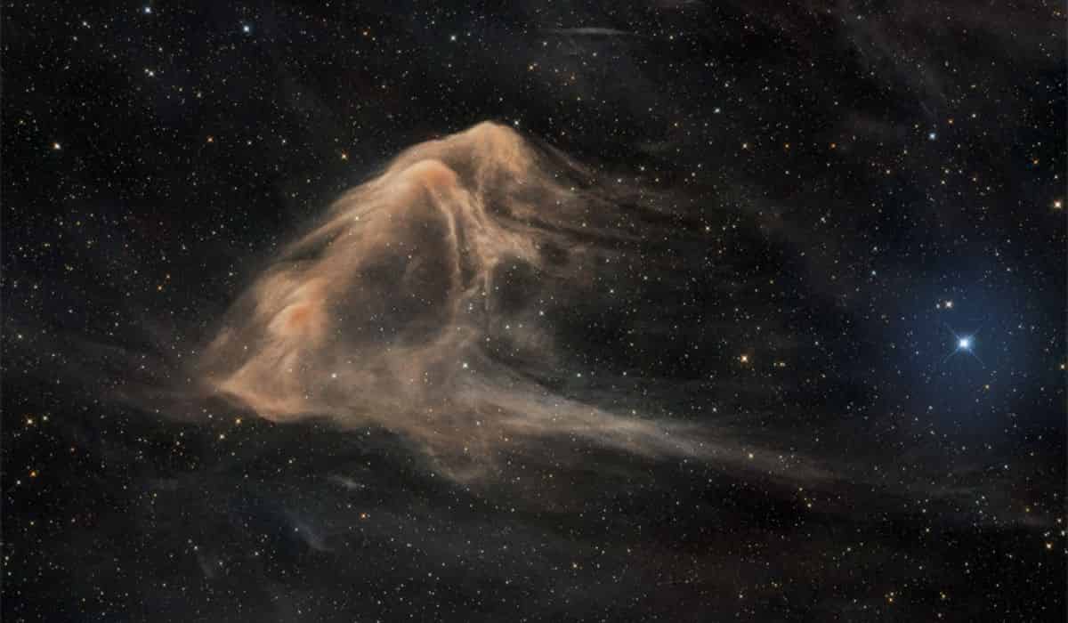 NASA destaca la nebulosa con forma de raya
