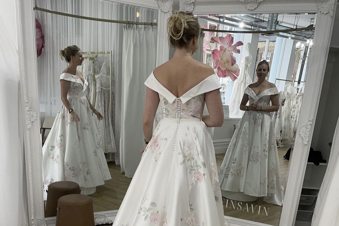 Foto eines Brautkleides mit 'Matrix-Fehler' lässt Internetnutzer entsetzt zurück