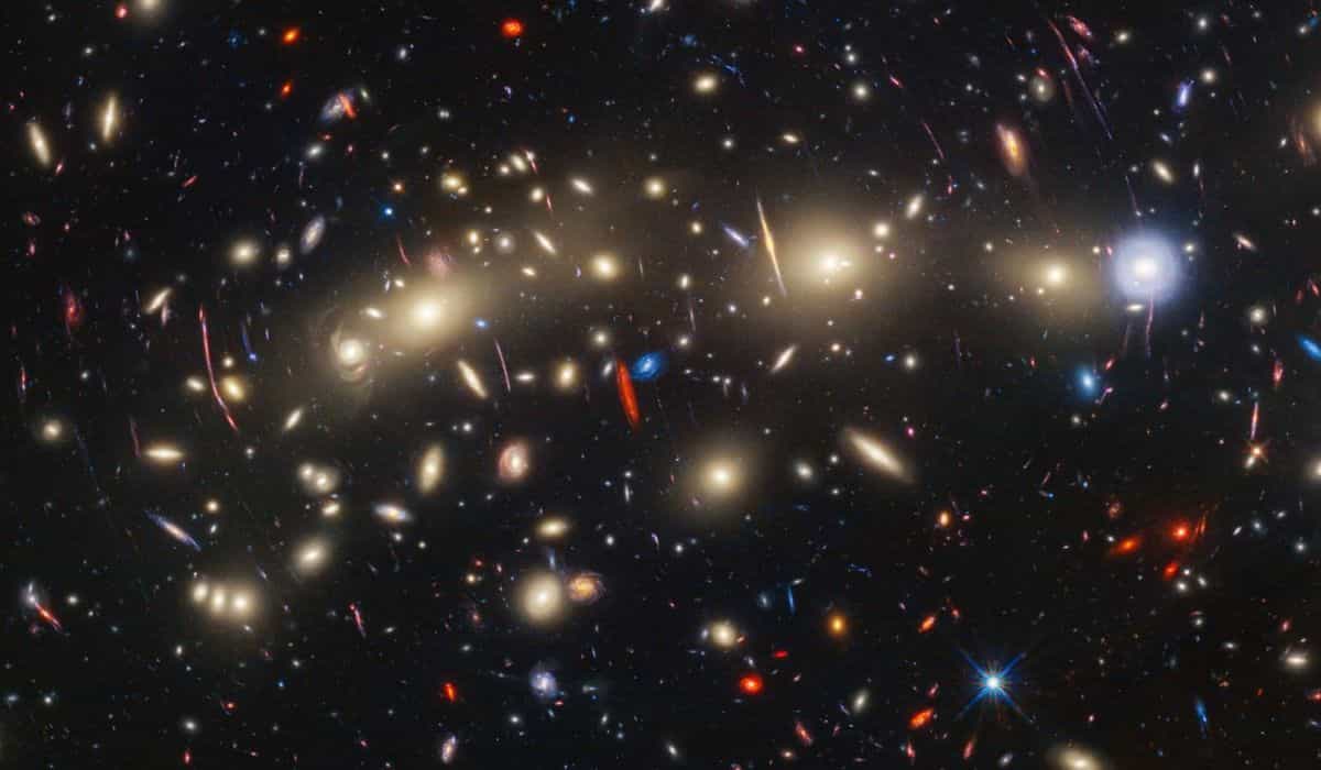James Webb y Hubble se unen para crear una de las imágenes más coloridas del universo