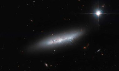Hubble destaca imagem de galáxia irregular há milhões de anos-luz da Terra