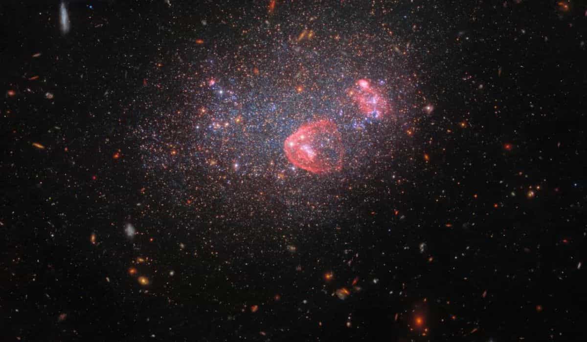 Hubble hebt Galaxie mit Milliarden von Sternen hervor, die einer Schneekugel ähnelt